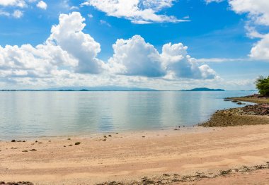 Plaj, deniz ve Kung Krabaen Bay Ch mavi gökyüzünde refleks resmi