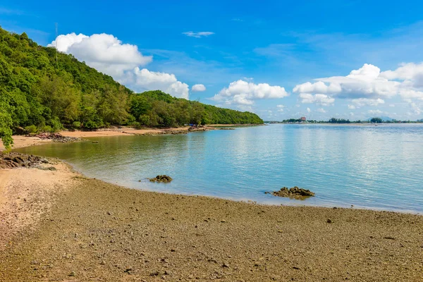 Reflex bild av stranden, havet och blå himmel i Kung Krabaen Bay Ch — Stockfoto