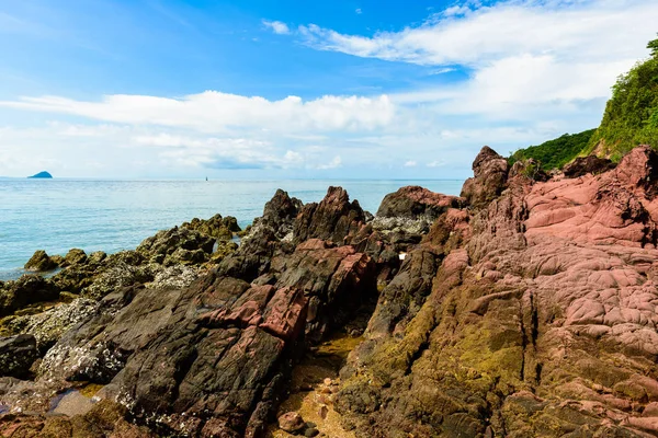 หินสีชมพู (Arkose, Arkosic Sandstone) ใกล้ชายหาด — ภาพถ่ายสต็อก