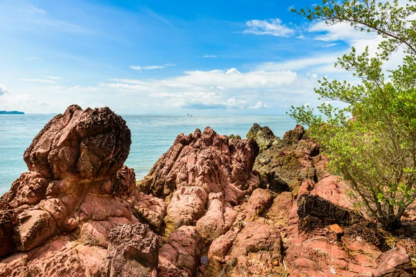 Rosa sten (Arkos, Arkosic sandsten) nära stranden, rosa sto — Stockfoto