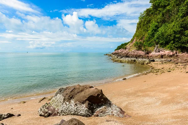 Rosa sten (Arkos, Arkosic sandsten) nära stranden, rosa sto — Stockfoto