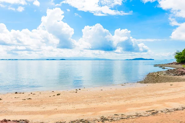 Foto riflessa di spiaggia, mare e cielo blu nella baia di Kung Krabaen Ch — Foto Stock