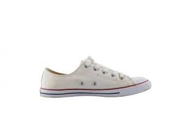 Beyaz arka planda izole edilmiş beyaz spor ayakkabılar