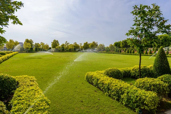 Springer d'eau dans le jardin de l'agriculture, mouvement de springer d'eau — Photo