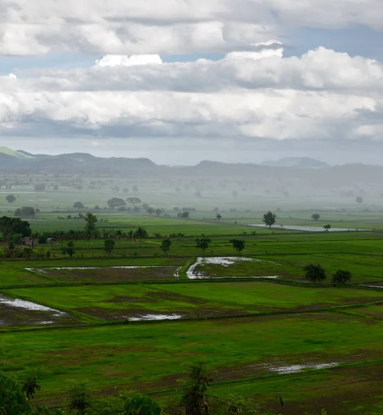 Krajobraz panorama z widokiem na zielone pola i góry w deszczowy dzień — Zdjęcie stockowe