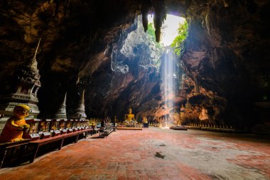 Sunbeam Buda mağarada, tham khao luang phetchaburi, thailan yakınlarında