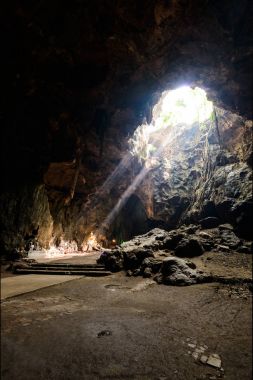 Sunbeam Buda mağarada, tham khao luang phetchaburi, thailan yakınlarında
