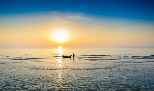 Силуэт рыболовной лодки и восход солнца на берегу — стоковое фото