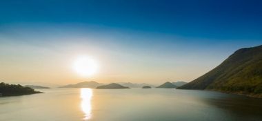 Natrue ve Krachan Kaeng Barajı su manzara. 