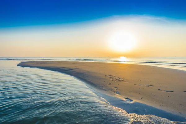 Schöner tropischer Sonnenaufgang am Strand. — Stockfoto