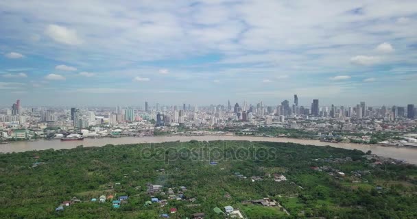 Veduta aerea dello skyline di Bangkok e vista del fiume Chao Phraya Vista dalla zona verde di Bang Krachao, Phra Pradaeng, provincia di Samut Prakan — Video Stock