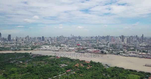 Luchtfoto uitzicht van Bangkok skyline en uitzicht op de Chao Phraya rivier uitzicht vanaf groene zone in de provincie Samut Prakan, Bang Krachao, Phra Pradaeng — Stockvideo