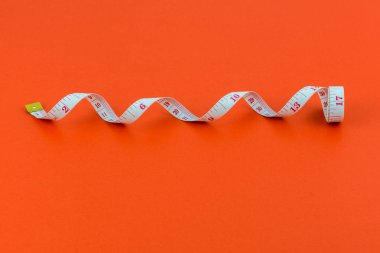 kırmızı bir arka plan üzerinde ölçüm bandı