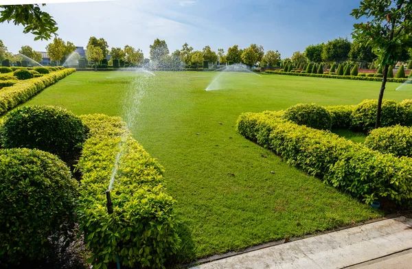Springer wody w ogrodzie rolnictwa, ruch wody springer — Zdjęcie stockowe