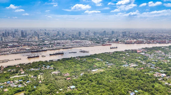 Aerial View av Bangkoks stadssilhuett och utsikt över Chao Phraya floden Vie — Stockfoto