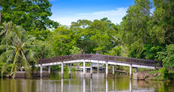 Träbro gångväg i Sri Nakhon Khuean Khan Park och botaniska — Stockfoto