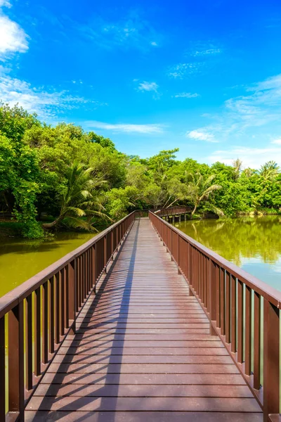 Dřevěný most chodník v Chán Khuean Nakhon Sri parku a botanické — Stock fotografie