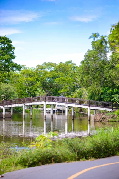 Passerelle de pont en bois dans le parc et botanique Sri Nakhon Khuean Khan — Photo
