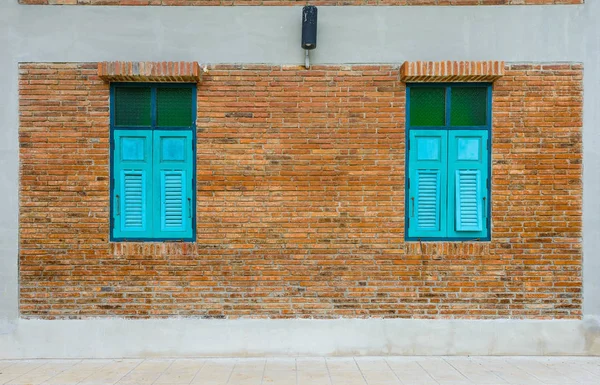 Czerwony mur z cegły i drewniane okna w stylu vintage. — Zdjęcie stockowe