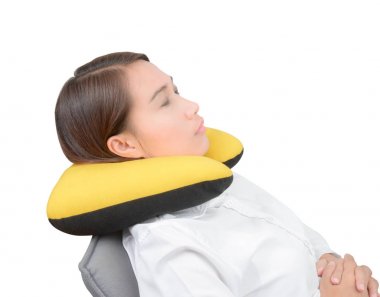 Boyun yastığı kullanarak ve ofis sandalye isolat üzerinde dinlenme Asyalı kadınlar