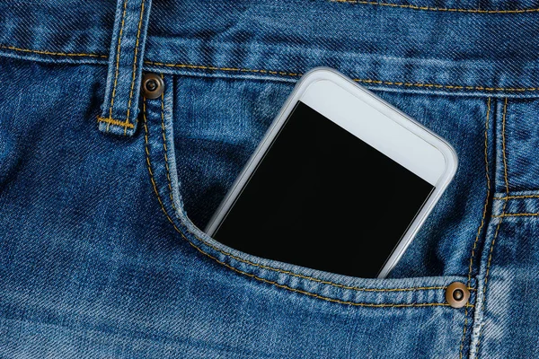 Teléfono moderno en bolsillo vaquero que muestra aplicación de pantalla negra —  Fotos de Stock