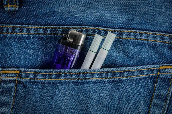 Sigarette e accendino a buon mercato in vecchia tasca jeans blu denim — Foto Stock