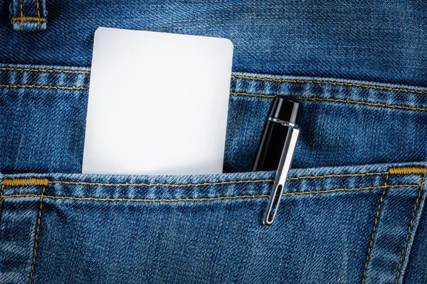 Tarjeta de visita vacía, tarjeta de crédito y bolígrafo en el bolsillo jeans — Foto de Stock