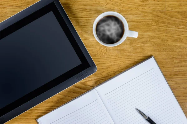 Mans lieu de travail à bureau en bois avec café — Photo