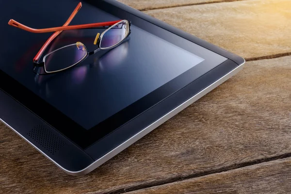 Gafas de lectura en la tableta digital pc — Foto de Stock