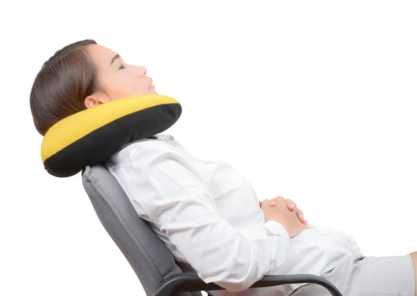 Wanita Asia menggunakan bantal leher dan beristirahat di kursi kantor terisolasi — Stok Foto
