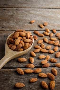 Tahta kaşık badem dökün