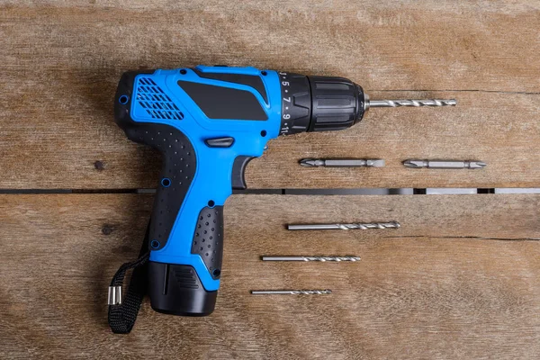 Ahşap masa arka plan ve kopya alanı elektrikli matkap.