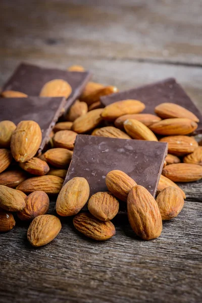 çikolata badem ahşap üzerinde ile