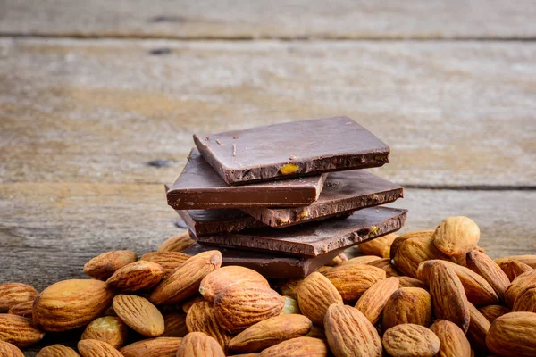 çikolata badem ahşap üzerinde ile