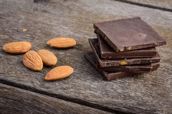 çikolata badem ahşap üzerinde ile