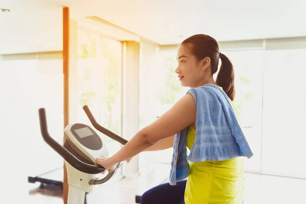 Donne che fanno mountain bike al coperto in un fitness club — Foto Stock