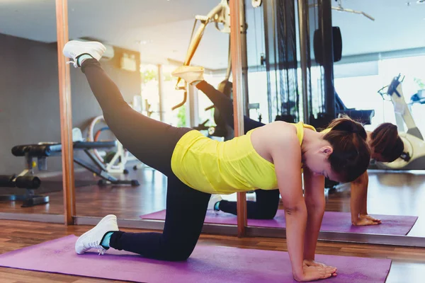 Слим фитнес молодая женщина атлет девушка делает доску упражнения с — стоковое фото