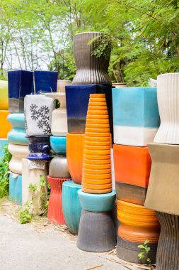 çok renkli seramik kaseler, renkli tencere ve bardak veya vazo el