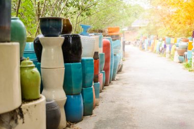 çok renkli seramik kaseler, renkli tencere ve bardak veya vazo el