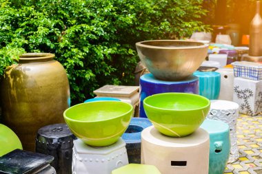 çok renkli seramik kaseler, renkli tencere ve bardak veya vazo el