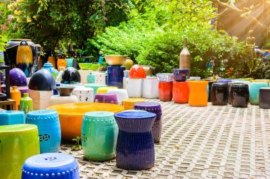 çok renkli seramik kaseler, renkli tencere ve bardak veya vazo el