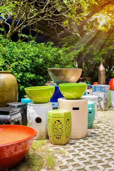 Vícebarevné keramické misky, barevné hrnce a hrnky či vázy ručně — Stock fotografie