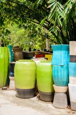 çok renkli seramik kaseler, renkli tencere ve bardak veya vazo el