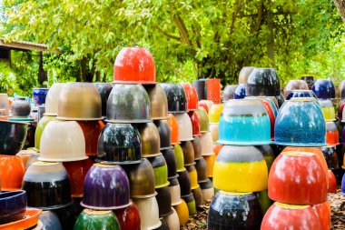 çok renkli seramik kaseler, renkli tencere ve bardak veya vazo el