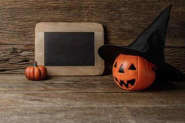 Cadılar Bayramı Balkabağı kafa jack fener tebeşir kurulda ve cadı h