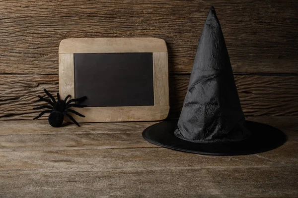 Halloween abóbora cabeça jack lanterna com placa de giz e bruxa h — Fotografia de Stock