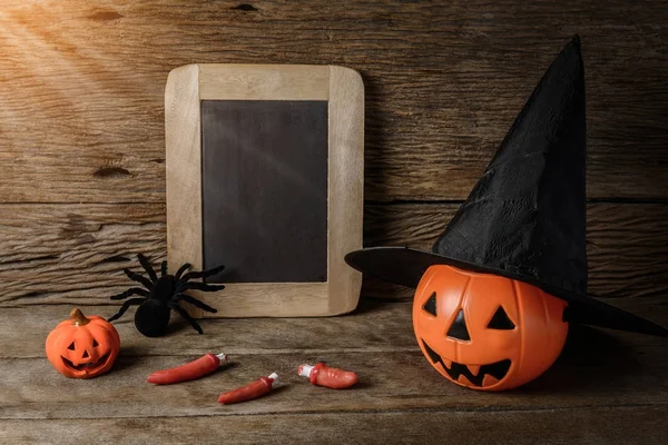 Halloween citrouille tête Jack lanterne avec tableau de craie et sorcière h — Photo