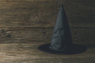 Ahşap masa cadı şapka