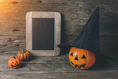 Cadılar Bayramı Balkabağı kafa jack fener tebeşir kurulda ve cadı h