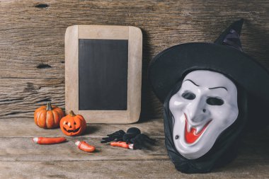 Cadılar Bayramı Balkabağı kafa jack fener tebeşir kurulda ve cadı h